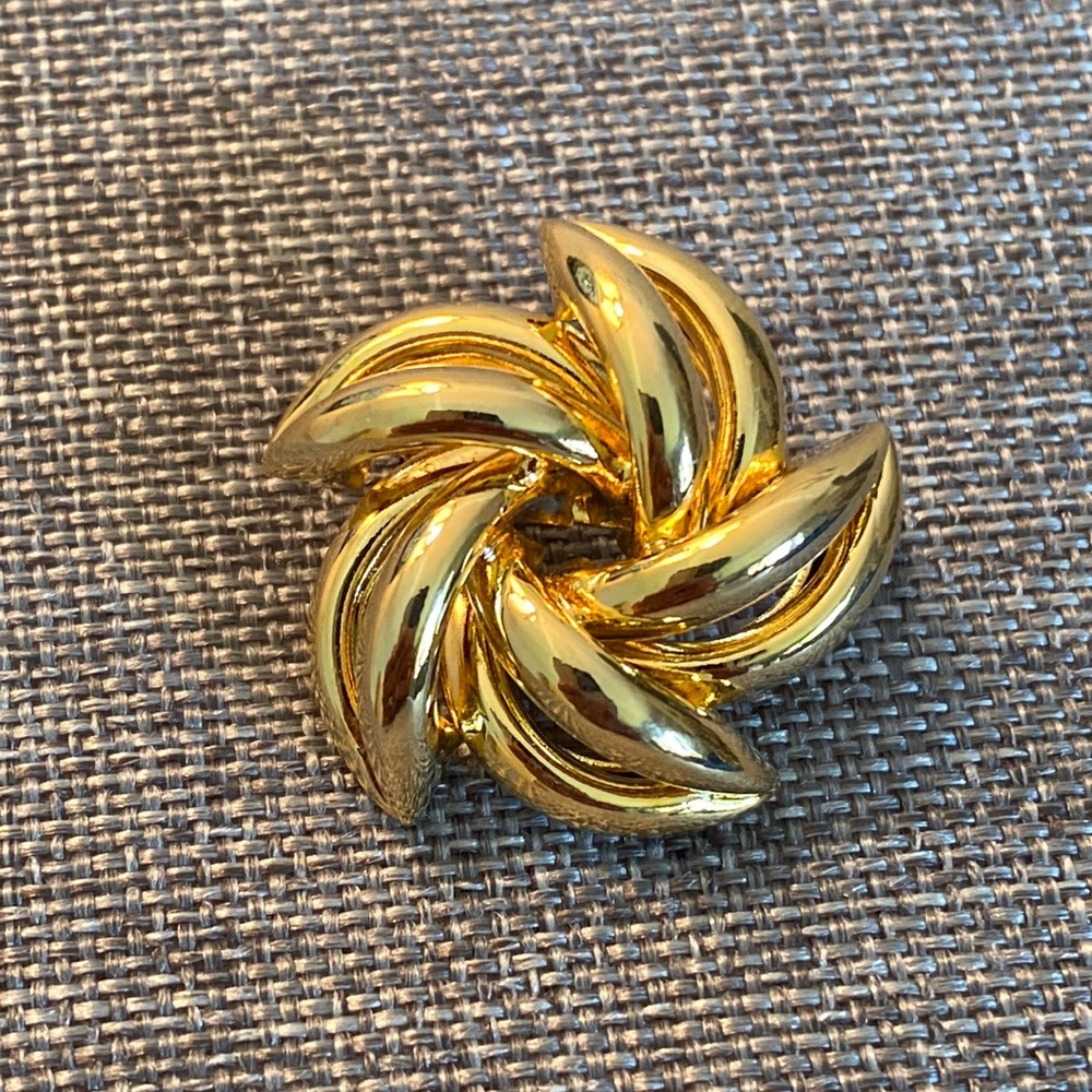 Vintage Gold-tone Swirl Floral Brooch